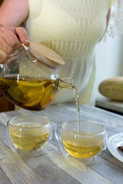 Woman Pours Fresh Brewed Tea Mint Lemon Cup Tea Drinking — Stock Photo, Image