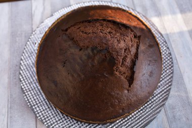 Pasta yapma süreci. Pişirdikten sonra turta. Adım adım çikolatalı pasta tarifi. Seriler. Pişirme kavramı.