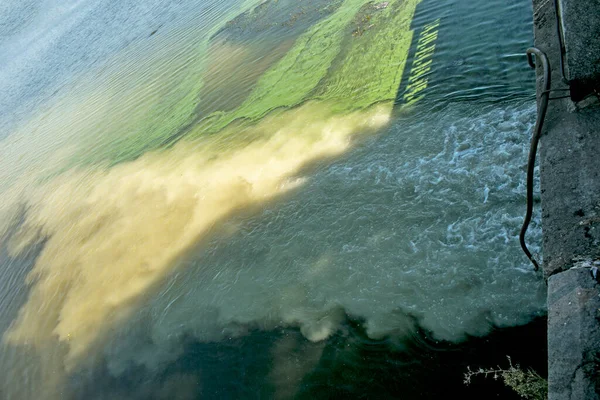 Βρώμικο Πορτοκαλί Νερό Από Αγωγό Αποχέτευσης Αναμιγνύεται Νερό Ποταμού Καθαρά — Φωτογραφία Αρχείου