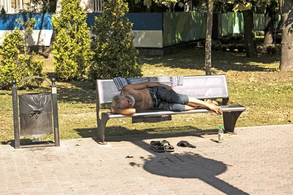 Dnepropetrovsk Ucrania 2021 Mendigo Sin Hogar Duerme Banco Del Parque — Foto de Stock