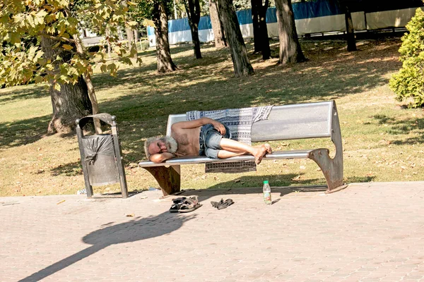 Dnepropetrovsk Ucrania 2021 Mendigo Sin Hogar Duerme Banco Del Parque — Foto de Stock