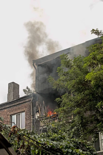 Brand Het Balkon Van Een Gebouw Van Vijf Verdiepingen Vuur — Stockfoto