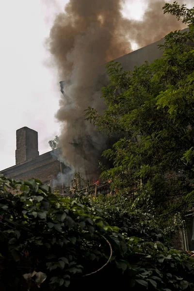 Brand Het Balkon Van Een Gebouw Van Vijf Verdiepingen Vuur — Stockfoto