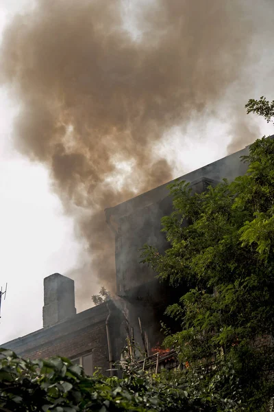 Brand Het Balkon Van Een Gebouw Van Vijf Verdiepingen Vuur — Stockfoto
