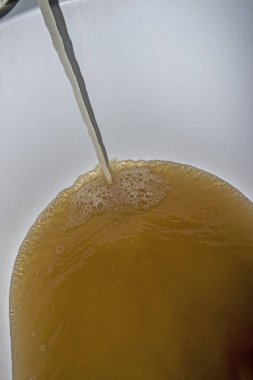 Düşük kalitede musluk suyu. Bu yüzden musluk suyu filtresi takmak mantıklı..