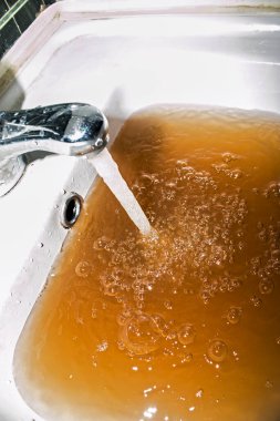 Düşük kalitede musluk suyu. Bu yüzden musluk suyu filtresi takmak mantıklı..