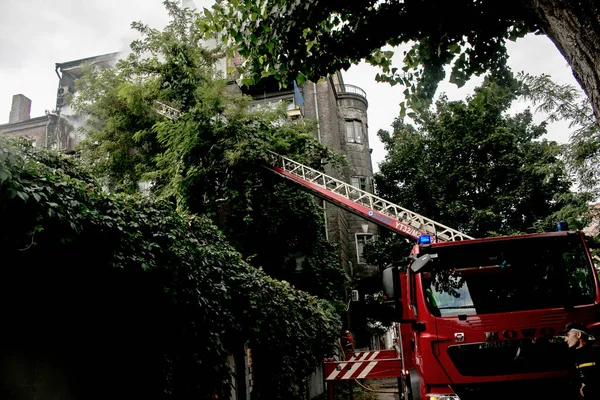 乌克兰第聂伯罗彼得罗夫斯克 2021 一座五层住宅失火 带着篮子逃到火灾现场 — 图库照片