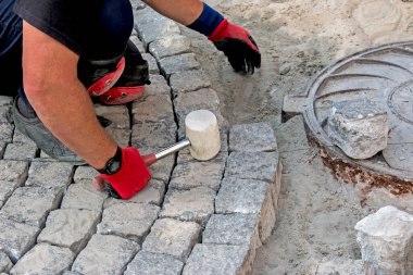 Somut imalat ve kaldırım taşı döşeme - evin yakınındaki alanın dış kısmı - asfaltın değiştirilmesi