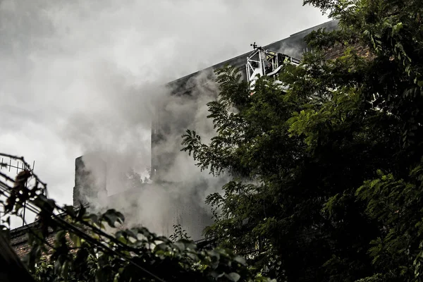 Tűz Ütött Egy Ötemeletes Épületben Tűzlépcsőn Lévő Kosárban Lévő Tűzoltók — Stock Fotó