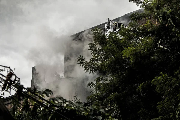 Brand Een Residentieel Gebouw Van Vijf Verdiepingen Brandweerlieden Mand Brandtrap — Stockfoto