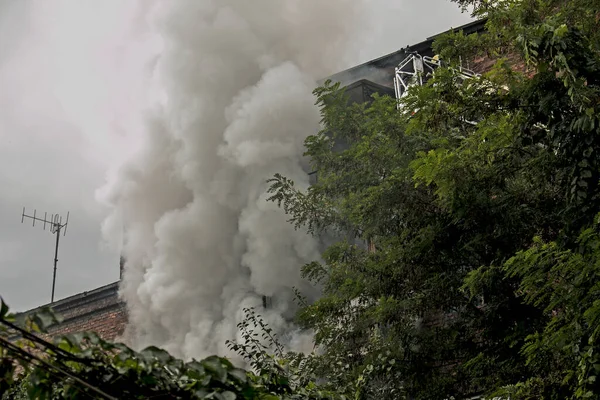 Incendio Edificio Residencial Cinco Pisos Bomberos Canasta Escalera Incendios Evaluar — Foto de Stock