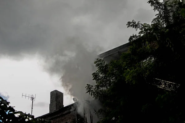 Brand Een Residentieel Gebouw Van Vijf Verdiepingen Brandweerlieden Mand Brandtrap — Stockfoto