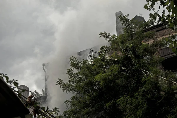 Incendio Edificio Residencial Cinco Pisos Bomberos Canasta Escalera Incendios Evaluar —  Fotos de Stock