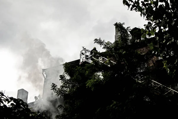 Brand Een Residentieel Gebouw Van Vijf Verdiepingen Brandweerlieden Mand Brandtrap — Stockfoto