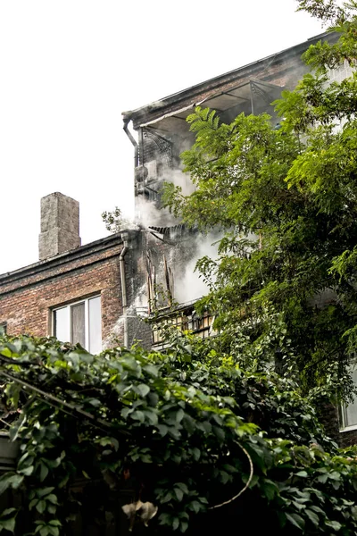 Brand Een Residentieel Gebouw Van Vijf Verdiepingen Brandweerlieden Blussen Het — Stockfoto