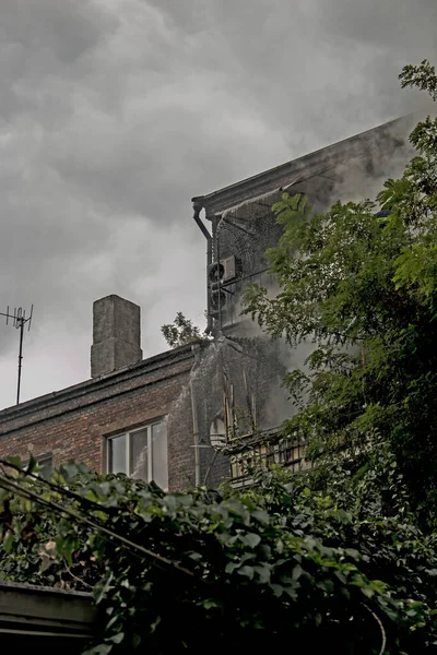 Brand Een Residentieel Gebouw Van Vijf Verdiepingen Brandweerlieden Blussen Het — Stockfoto