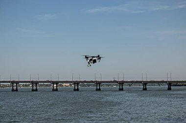 İnsansız hava aracı nehrin yüzeyinde uçuyor. İnsansız hava aracı bir çevre felaketi hakkında rapor çekmek için kullanılıyor..