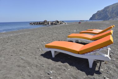Kamari Santorini plajda yataklar