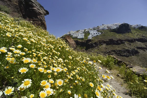 Andar em torno da rocha em Imerovigli, Santorini — Fotografia de Stock