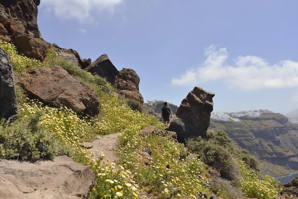 Andar em torno da rocha em Imerovigli, Santorini — Fotografia de Stock