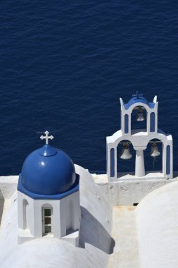 Imerovigli, Santorini Greec geleneksel mavi ve beyaz chapel