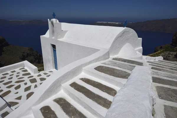 Traditional blue and white chapel at Imerovigli — Stock Photo, Image