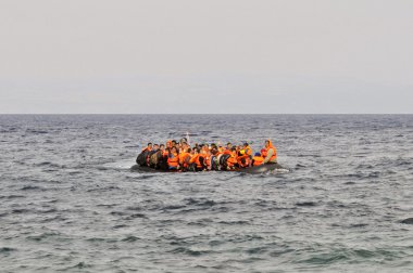 mülteci göçmenler, Lesvos şişme bot teknelerde geldi