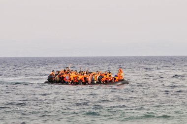 mülteci göçmenler, Lesvos şişme bot teknelerde geldi