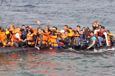 mülteci göçmenler, Lesvos şişme bot teknelerde geldi