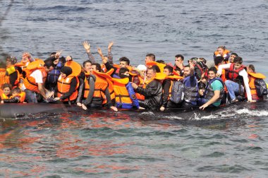 mülteci göçmenler, Lesvos şişme bot teknelerde geldi