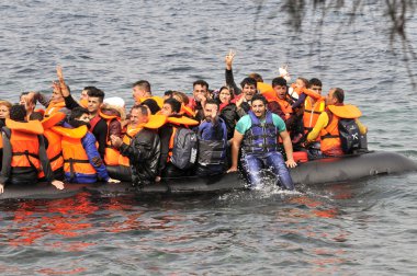mülteci göçmenler, Lesvos şişme bot teknelerde geldi