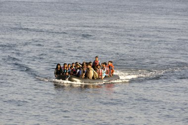 mülteci göçmenler, Lesvos şişme bot teknelerde geldi