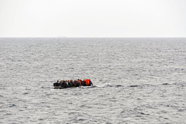 mülteci göçmenler, Lesvos şişme bot teknelerde geldi