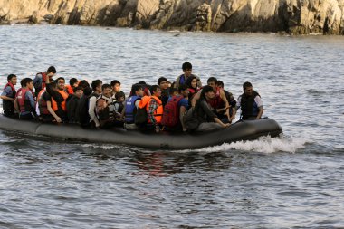 mülteci göçmenler, Lesvos şişme bot teknelerde geldi
