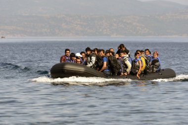 mülteci göçmenler, Lesvos şişme bot teknelerde geldi