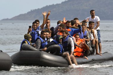 mülteci göçmenler, Lesvos şişme bot teknelerde geldi