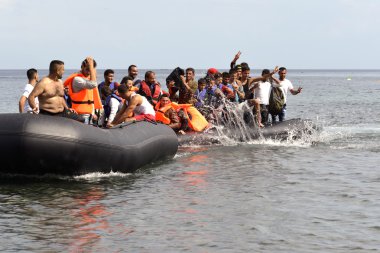 mülteci göçmenler, Lesvos şişme bot teknelerde geldi