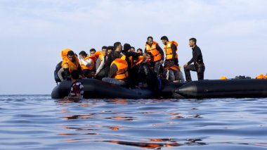 mülteci göçmenler, Lesvos şişme bot teknelerde geldi
