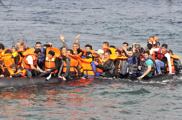 Vluchteling migranten, aangekomen op Lesbos in opblaasbare rubberboot boten — Stockfoto