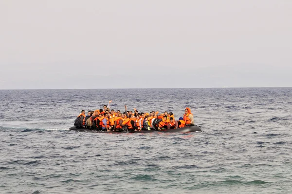 Vluchteling migranten, aangekomen op Lesbos in opblaasbare rubberboot boten — Stockfoto