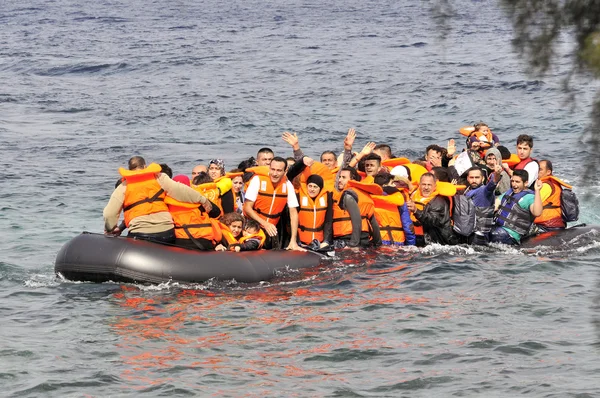 Refugee migrants, arrived on Lesvos in inflatable dinghy boats — Stock Photo, Image