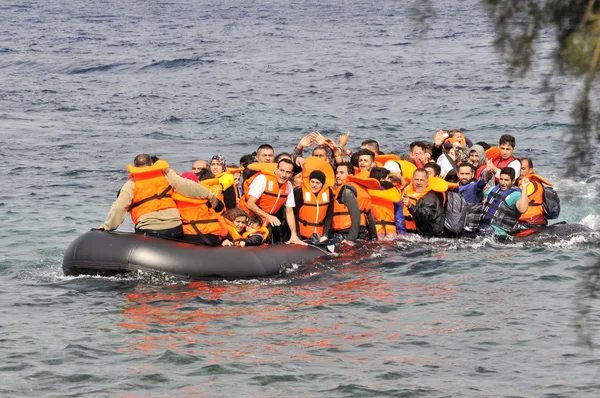 mülteci göçmenler, Lesvos şişme bot teknelerde geldi