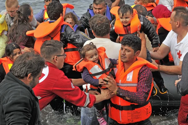 Migrants réfugiés, arrivés sur Lesbos dans des canots pneumatiques — Photo