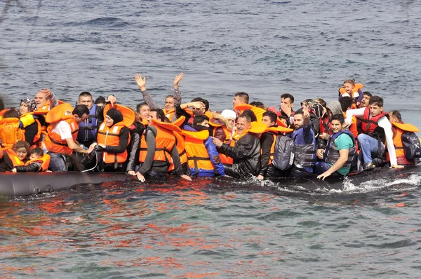 Migrantes refugiados, chegou em Lesvos em barcos de bote infláveis — Fotografia de Stock