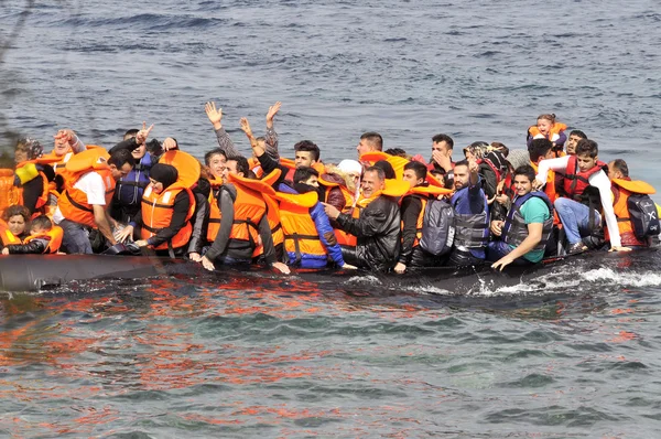 Migrantes refugiados, chegou em Lesvos em barcos de bote infláveis — Fotografia de Stock