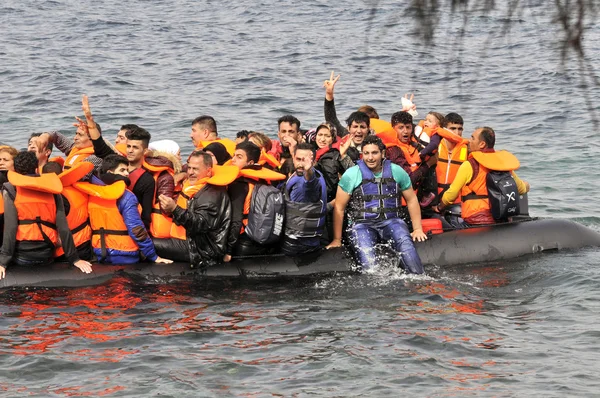 mülteci göçmenler, Lesvos şişme bot teknelerde geldi