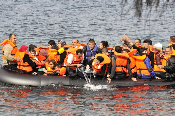mülteci göçmenler, Lesvos şişme bot teknelerde geldi
