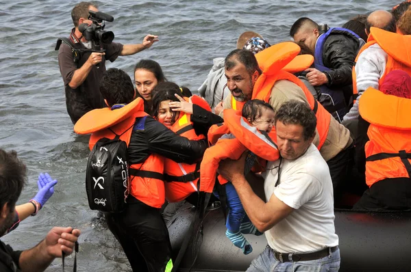 Migrants réfugiés, arrivés sur Lesbos dans des canots pneumatiques — Photo