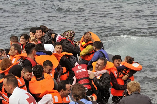 Migrantes refugiados, chegou em Lesvos em barcos de bote infláveis — Fotografia de Stock