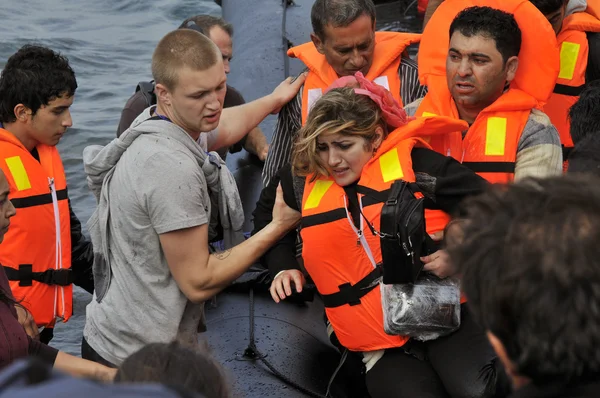 Flykting migranter, kom på Lesbos i uppblåsbar jolle båtar — Stockfoto